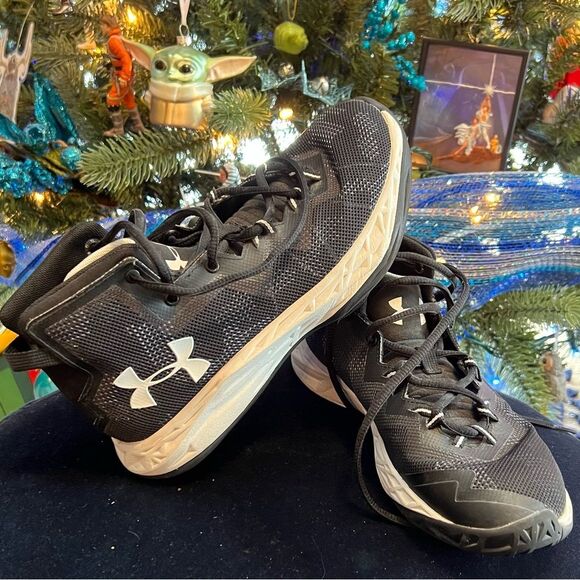 ✅Under Armour Girls Basketball Shoes - Size 5 - Great Find! - Picture 4 of 8
